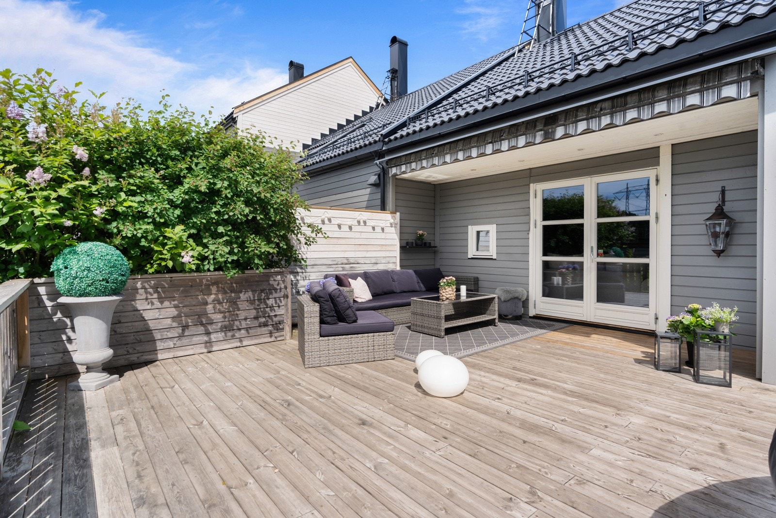 Det er uteplasser på begge sider, her flytter du deg etter solen Galleribilde