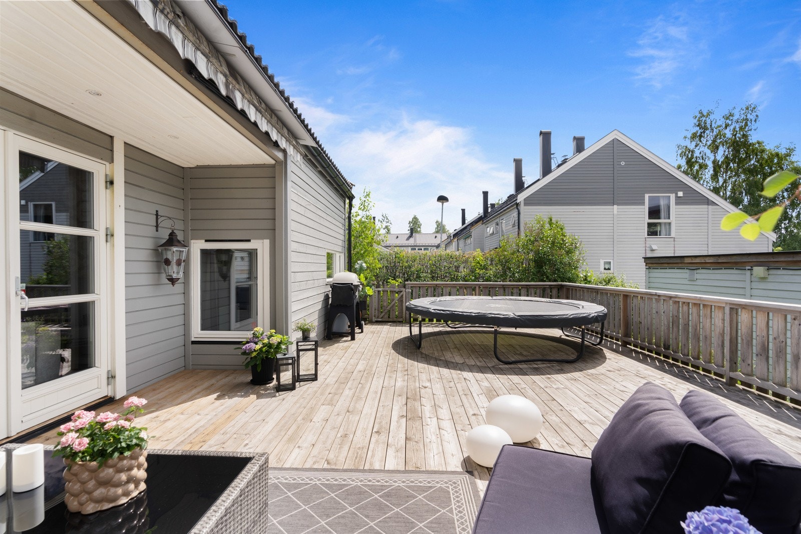 Dette er et flott rekkehus over to plan med store uteplasser Galleribilde