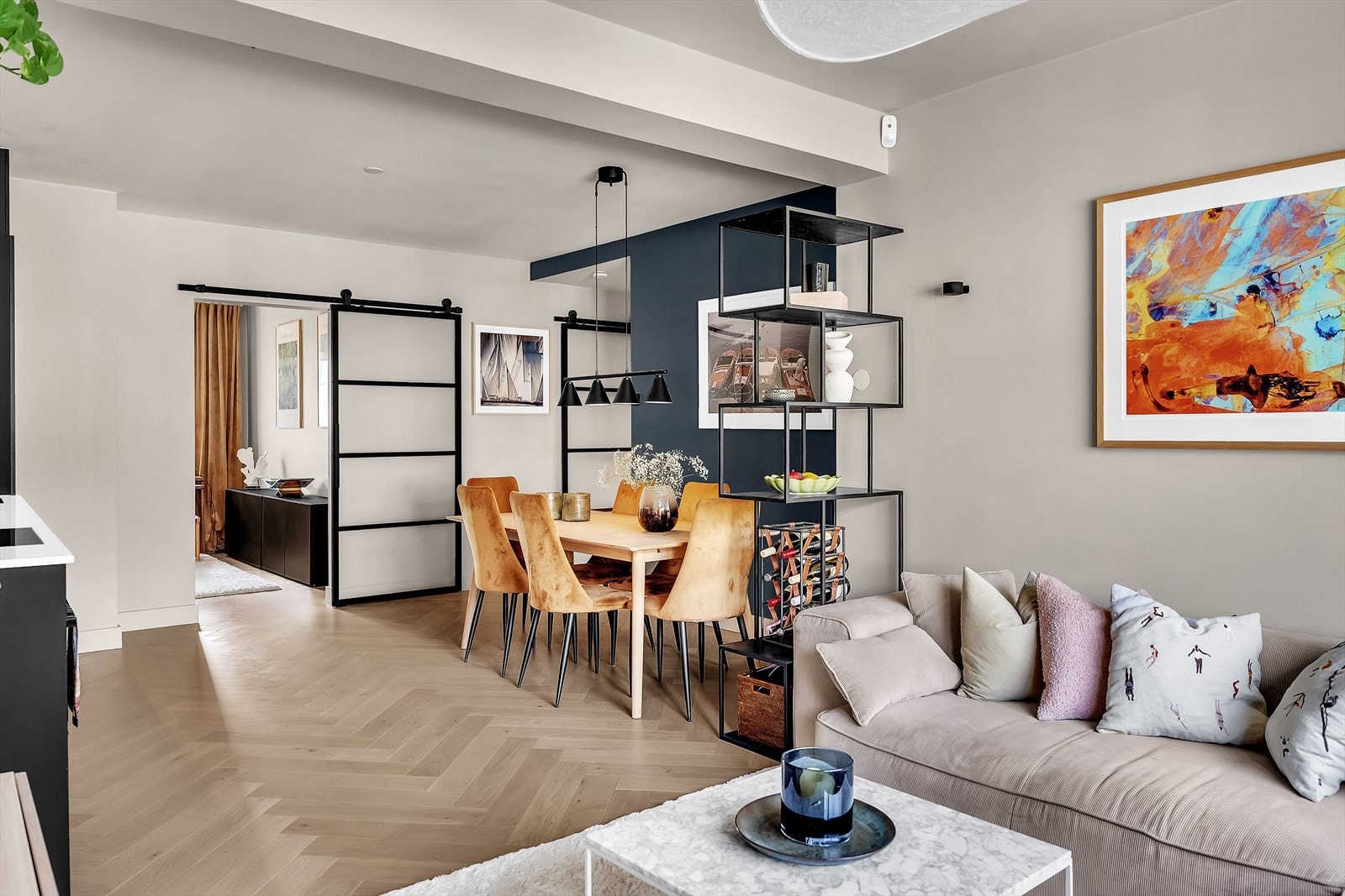 Lys og romslig stue. Galleribilde