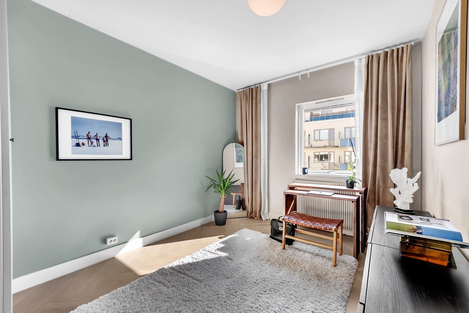 Rommet har god plass til seng og garderobe om mang ønsker det. Galleribilde