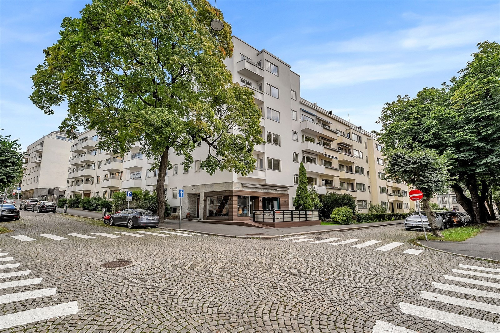 Leiligheten ligger i et populært og attraktivt boligområde på beste Frogner med kort vei til alt av servicetilbud. Galleribilde