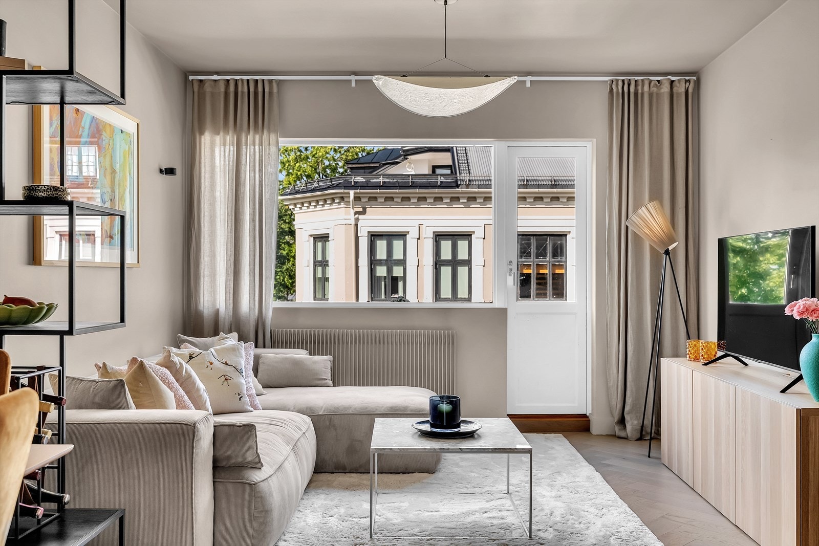 Store rom og vindusflater som gir vakkert lysinnslipp. Galleribilde