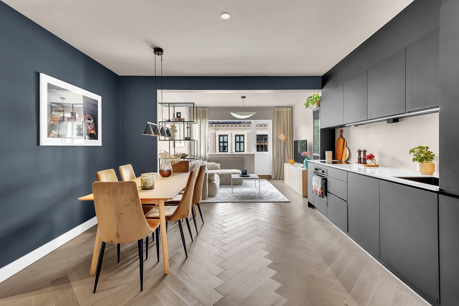 Den åpne løsningen mellom kjøkken og stue gir en sosial og god romfølelse i leiligheten. Galleribilde