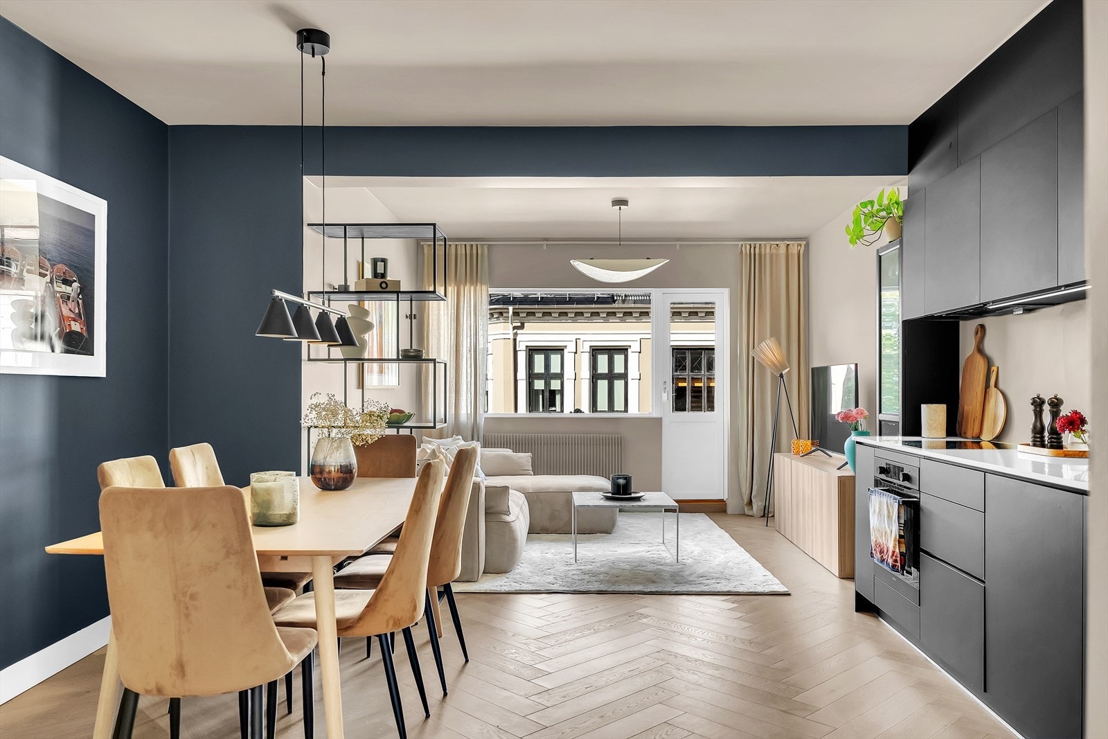 En lekker, moderne og gjennomført 3-roms beliggende høyt og fritt i 5. etasje. Enkel adkomst med heis. Galleribilde