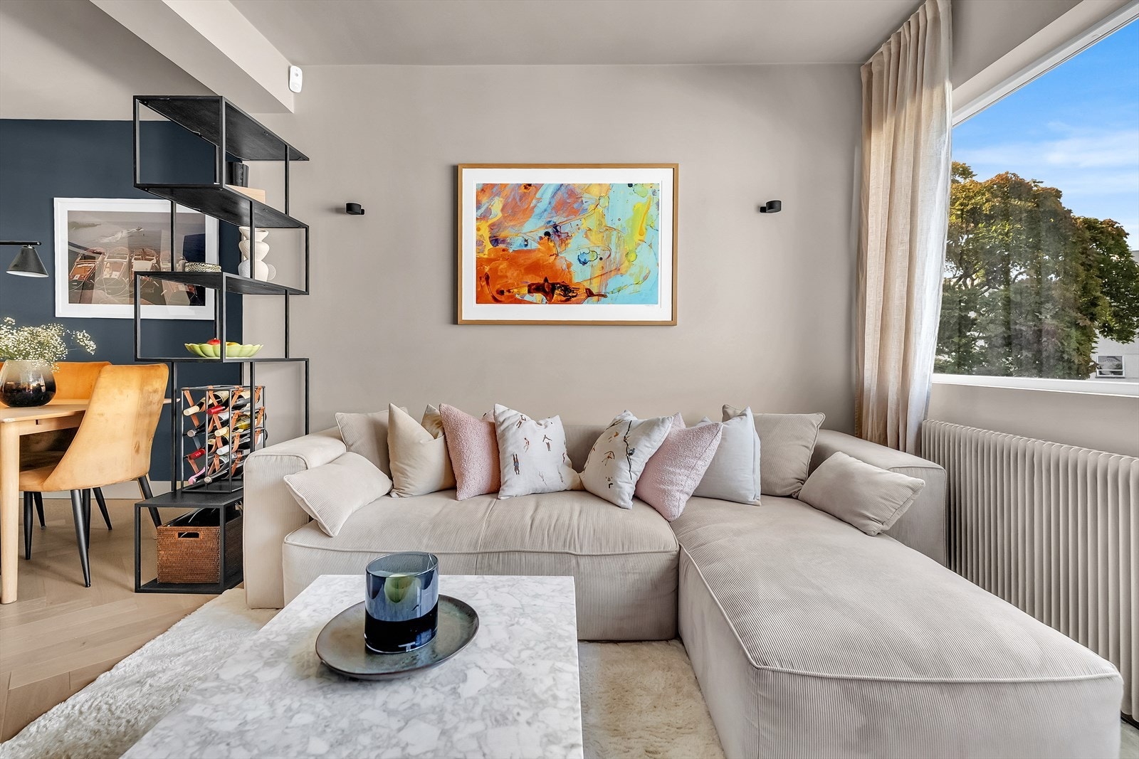 Tidsriktige fargevalg og flott fiskebensparkett i eik. Raus takhøyde i stue ca. 2,61 meter. Galleribilde