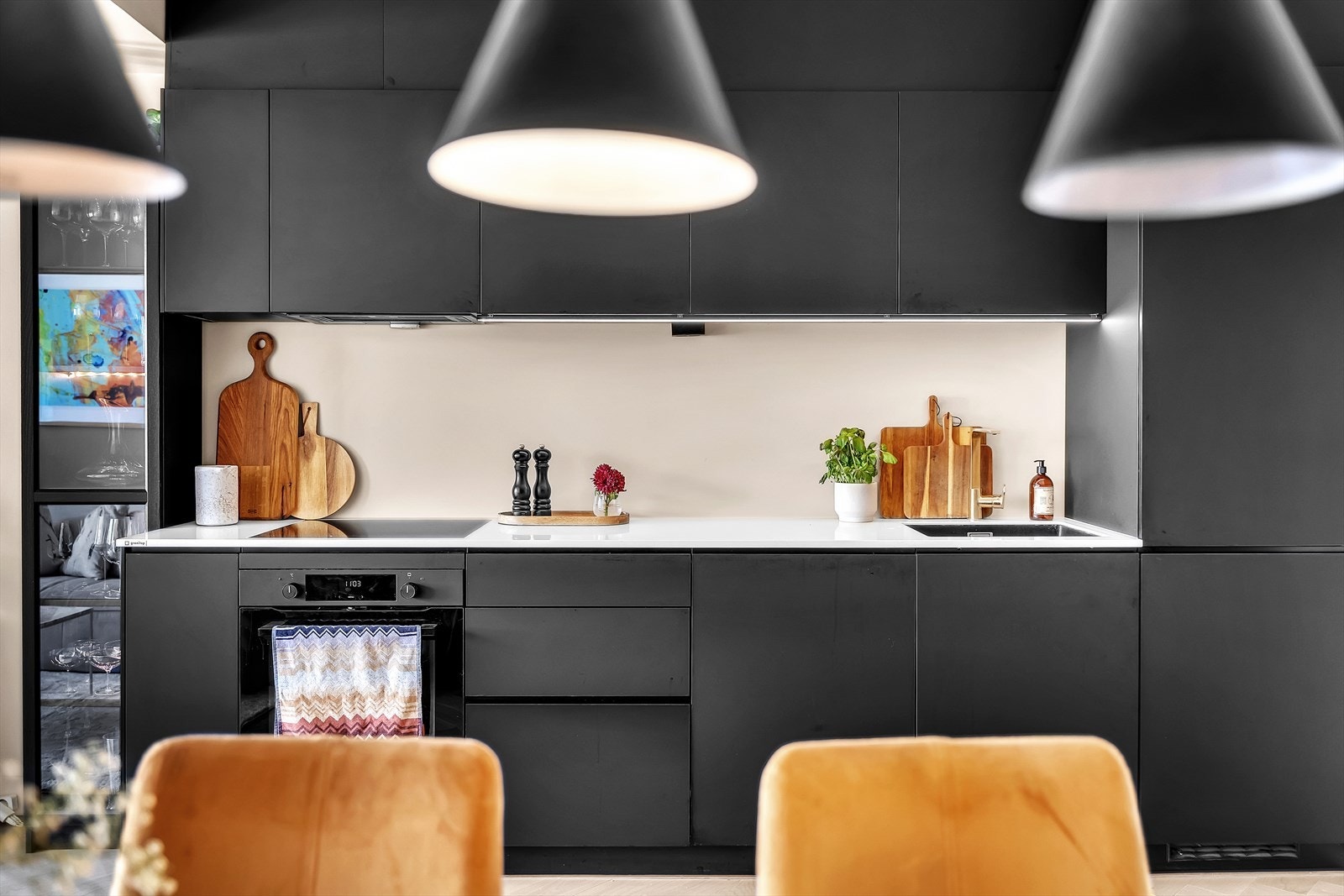 Kjøkkenet har pen benkeplate i kompositt. Galleribilde