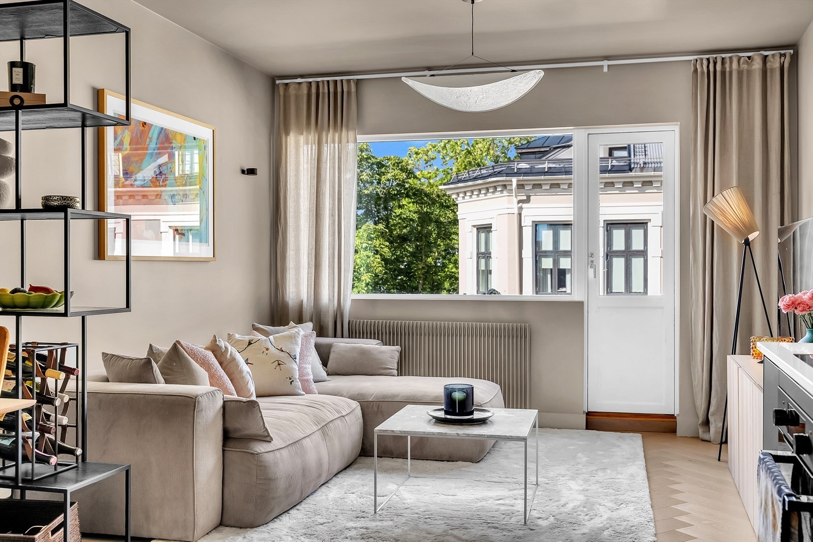 Leiligheten ble vesentlig oppgradert i 2022 og holder gjennomgående høy standard. Galleribilde