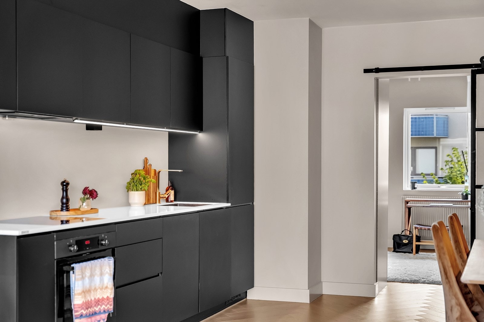 Leiligheten er gjennomgående, noe som gir gode lysforhold. Galleribilde