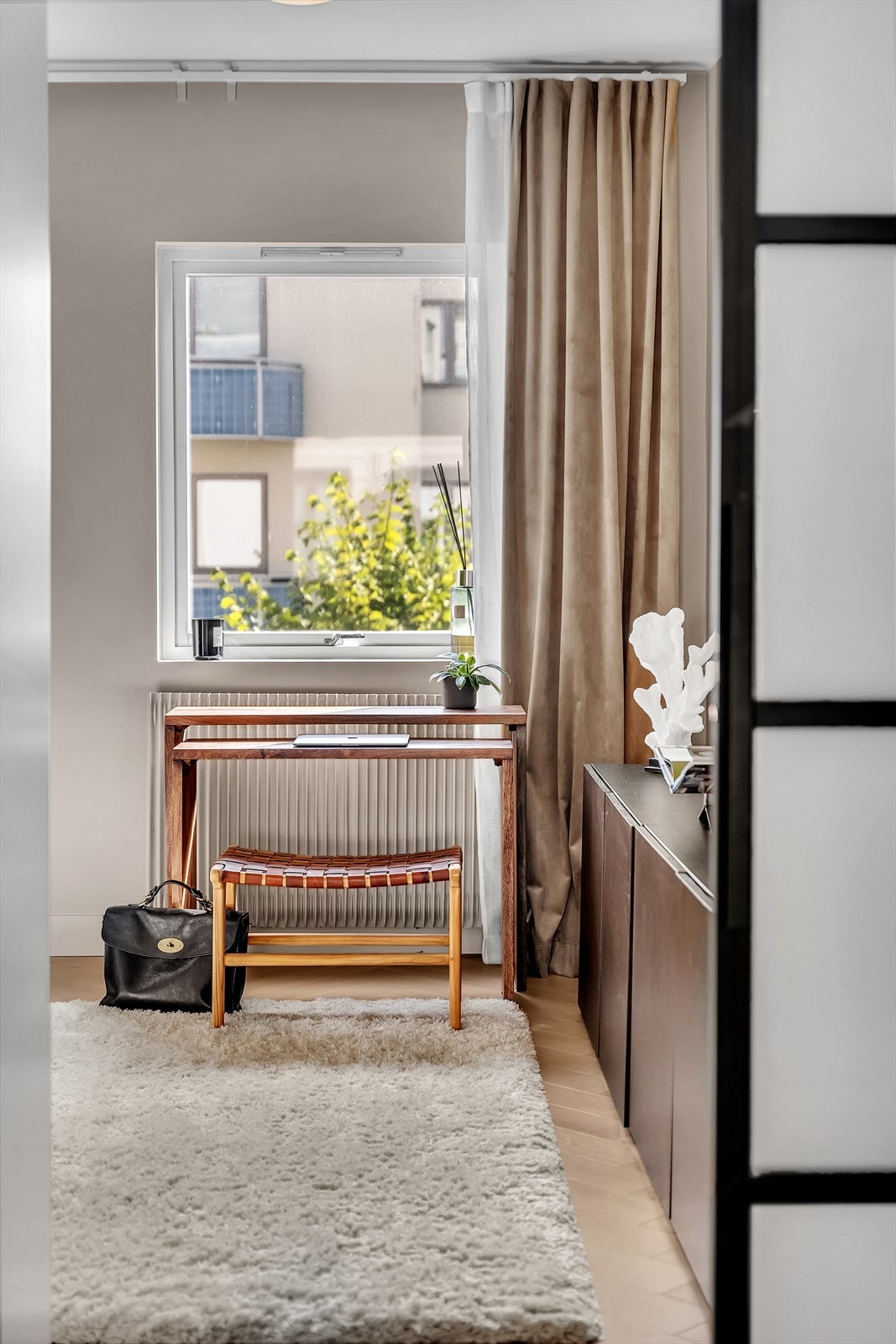 Leiligheten har gjennomtenkte løsninger og flotte materialvalg. Galleribilde