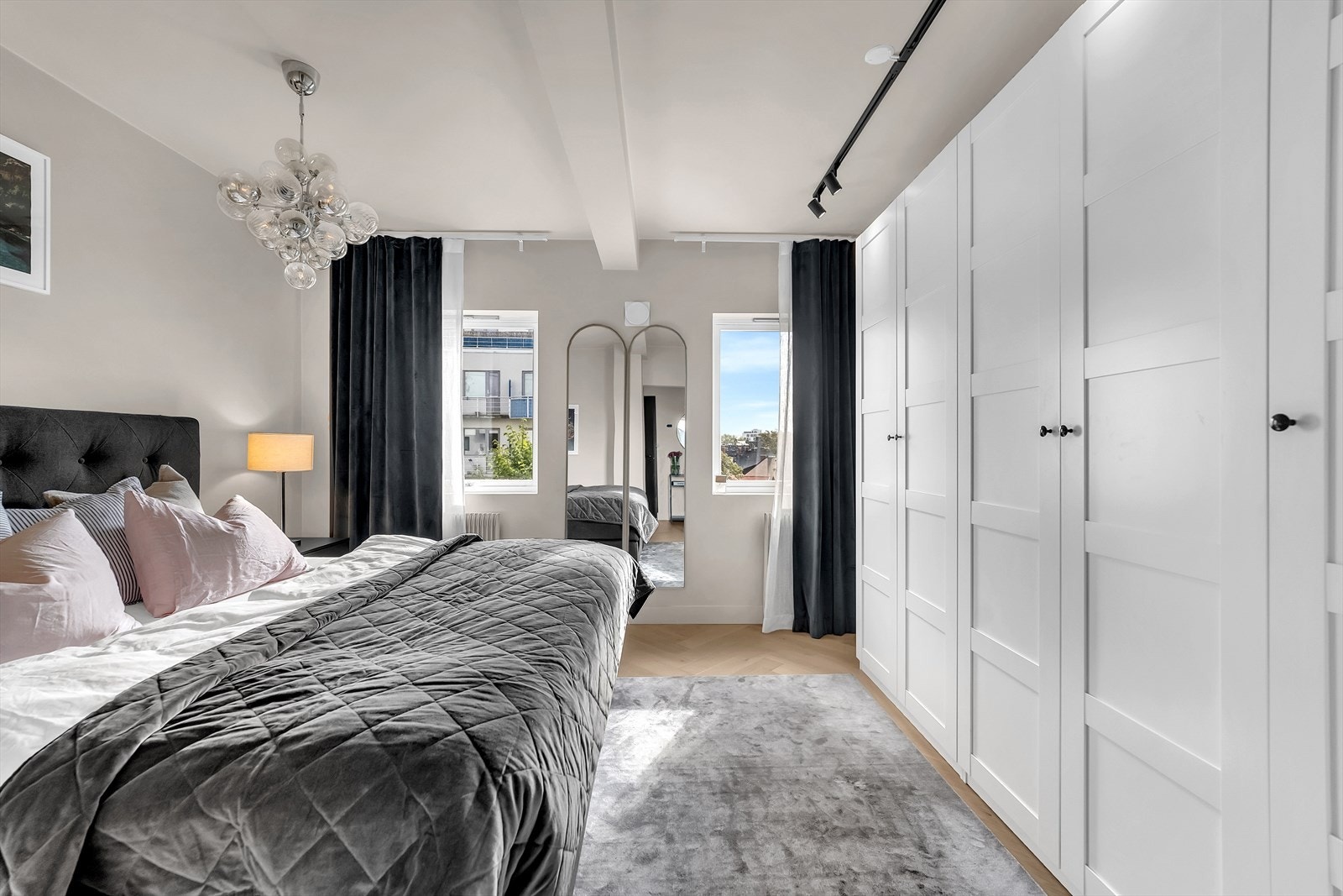 Stor garderobe med masse skapplass. Galleribilde