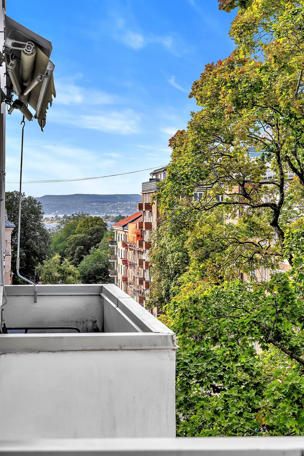 Fra stuen har du utgang til balkong på ca. 3 kvm med god solforhold og flott utsikt med sjøgløtt. Galleribilde