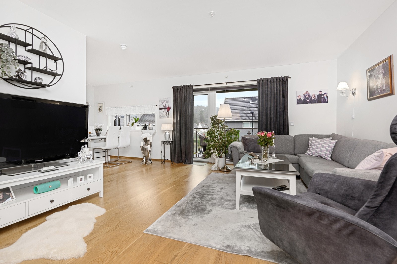 Lys og fin stue med stor vindusflate Galleribilde
