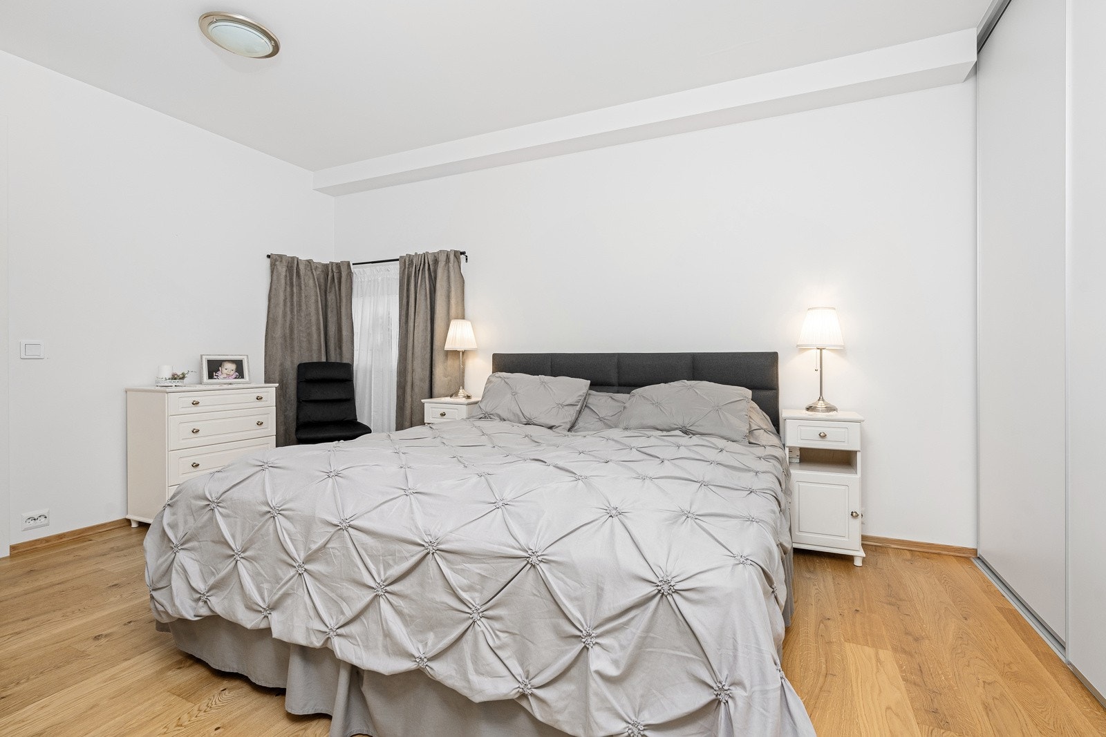 Hovedsoverom med skyvedørsgarderobe og inngang til eget bad Galleribilde