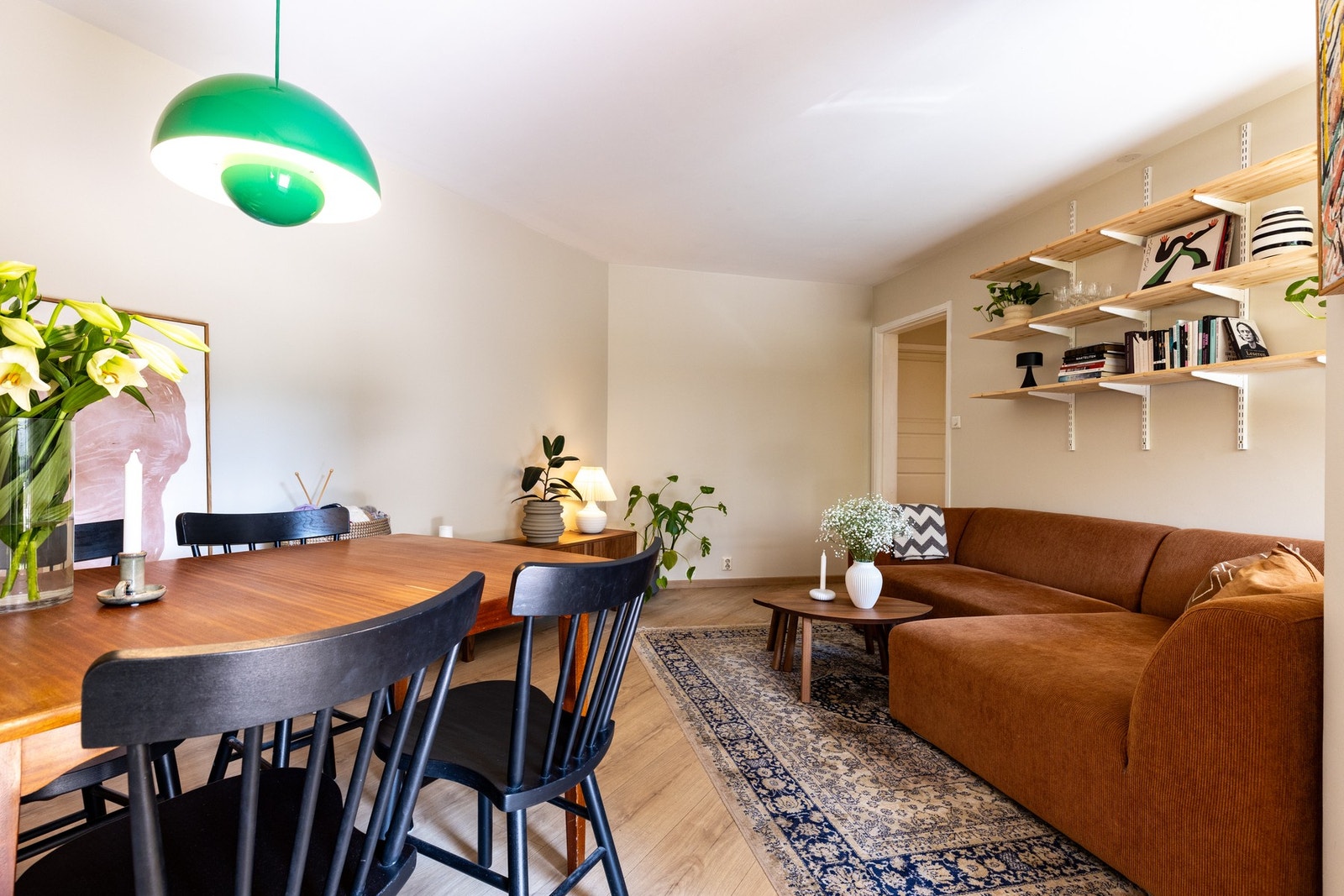 Det er god plass til spisebordsgruppe hvor du kan invitere venner og familie til hyggelige sammenkomster. Galleribilde