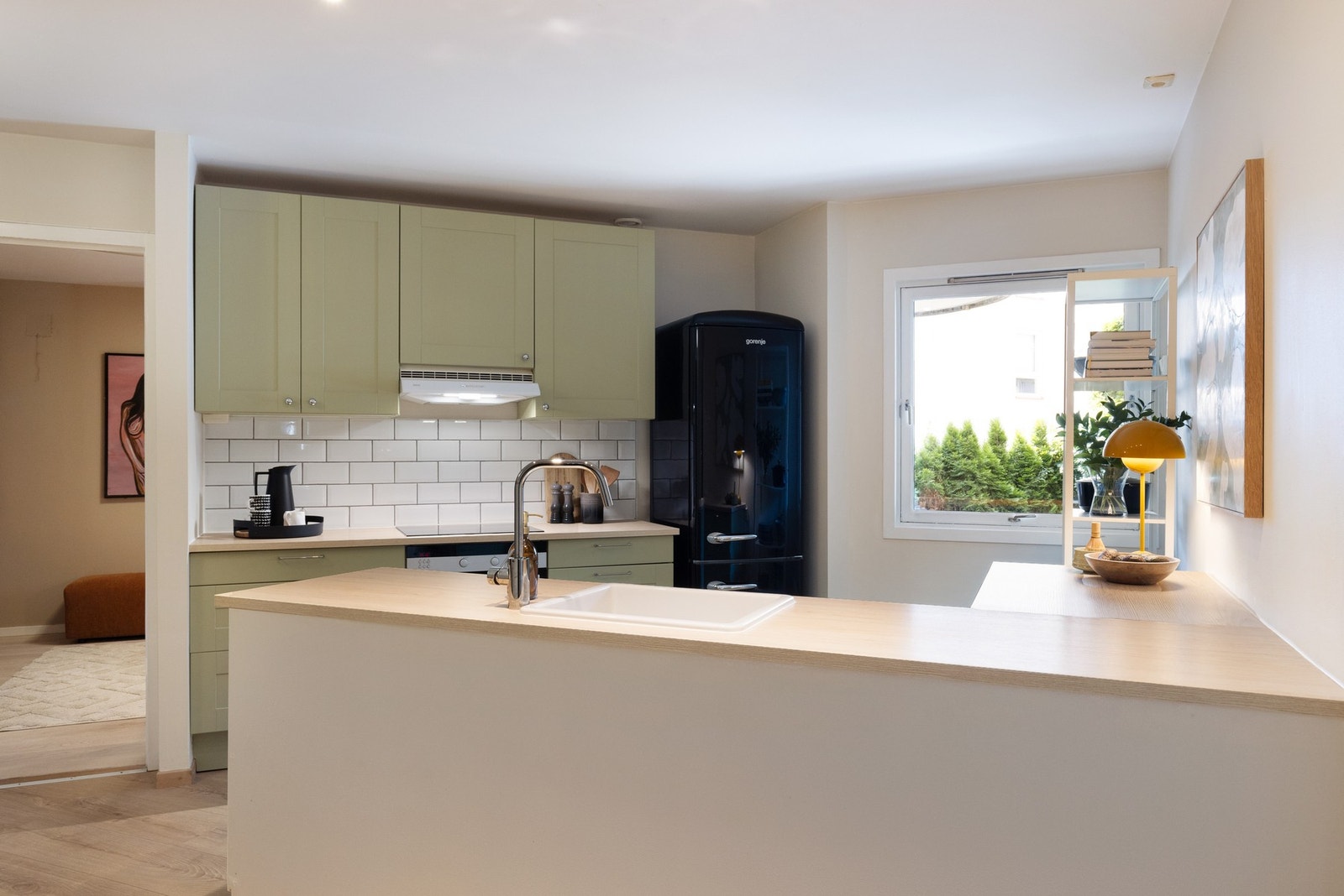 Videre inn finner du boligens separate kjøkken. Her kan du trekke deg tilbake og lage dagens måltider i fred og ro. Galleribilde