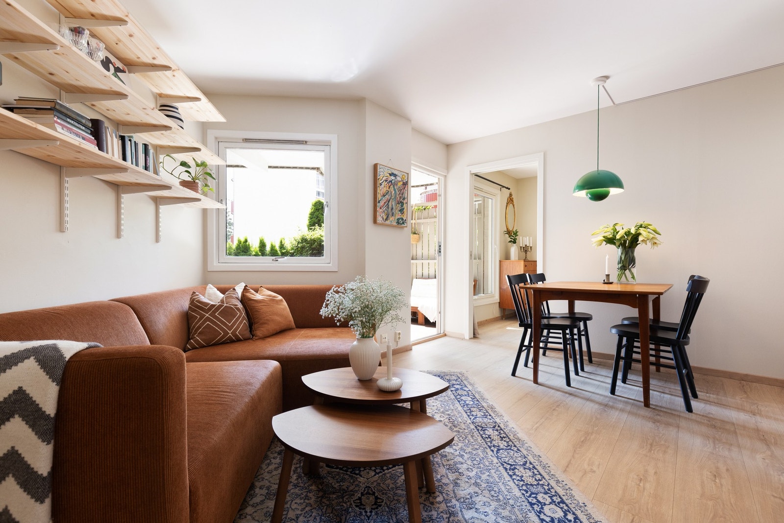 Boligens oppholdsrom er av god størrelse og har plass til sofagruppe med tilhørende møblement. Galleribilde