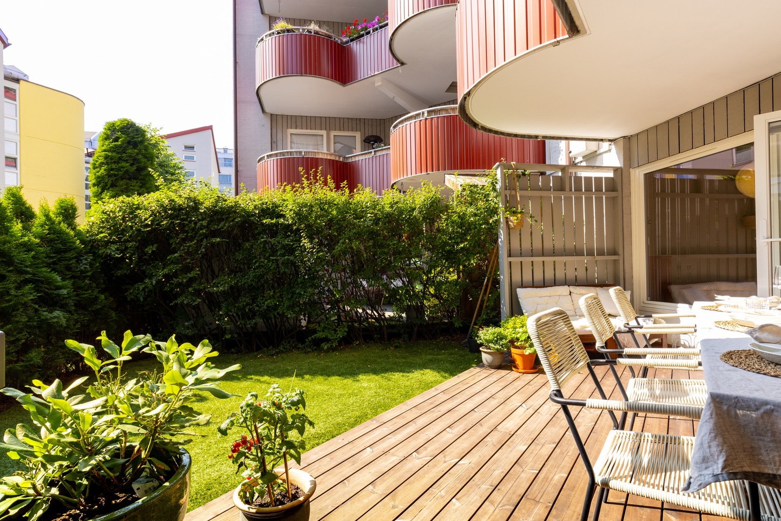 Her får du gleden av en treplatting på 17 kvm, samt en idyllisk hagedel. Galleribilde