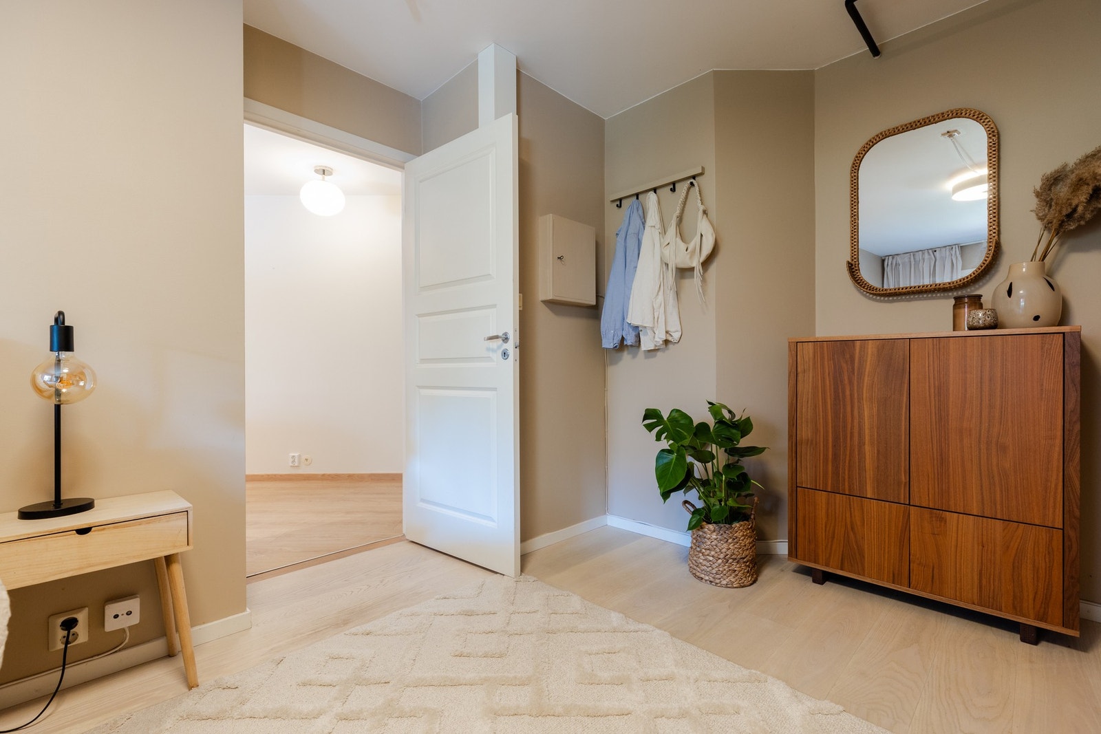 Rommet er veldig romslig og gir flere gode møbleringsmuligheter. Galleribilde