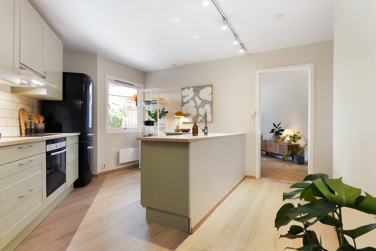 Kjøkkenet har godt med oppbevaring- og benkeplass. Galleribilde