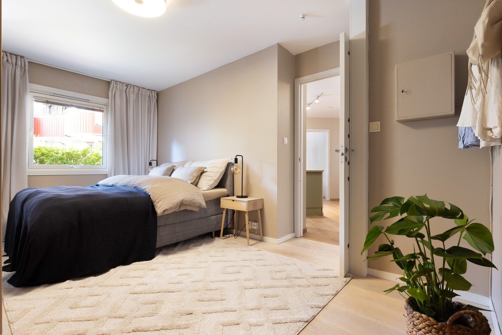 På dette soverommet er det en praktisk skyvedørsgarderobe som gir godt med lagringsplass og blir stående. Galleribilde