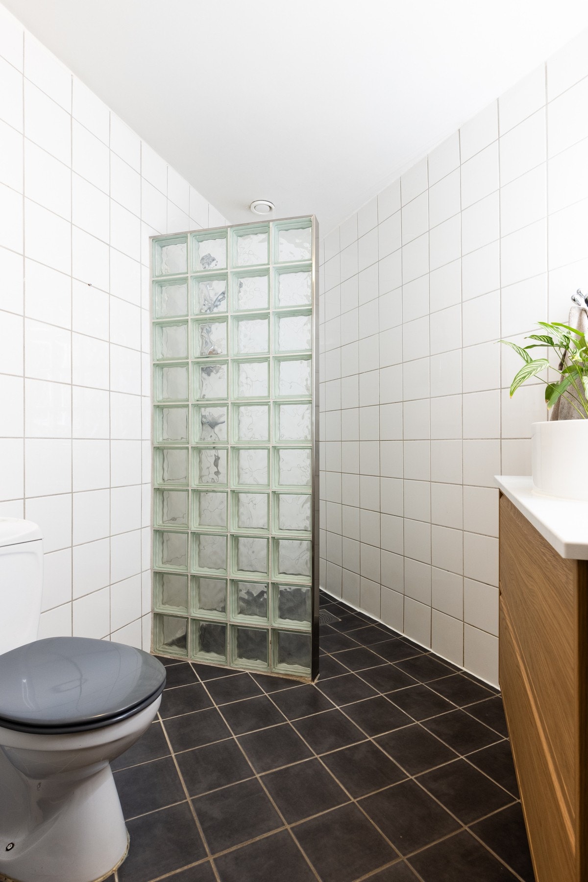 Videre er det frittstående toalett og dusjhjørne med glassbyggerstein. Badet har opplegg for vaskemaskin og plass til tørketrommel. Galleribilde