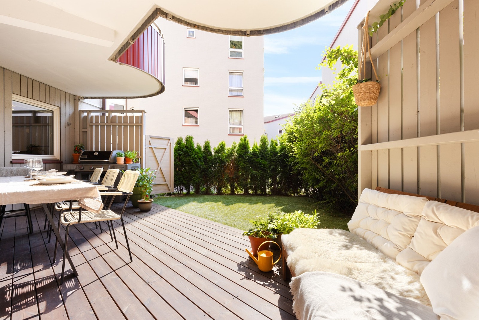 Nyt solen fra ca. 12:00-18:30 på sommeren, og om du behøver skygge er store deler av plattingen overbygget. Galleribilde