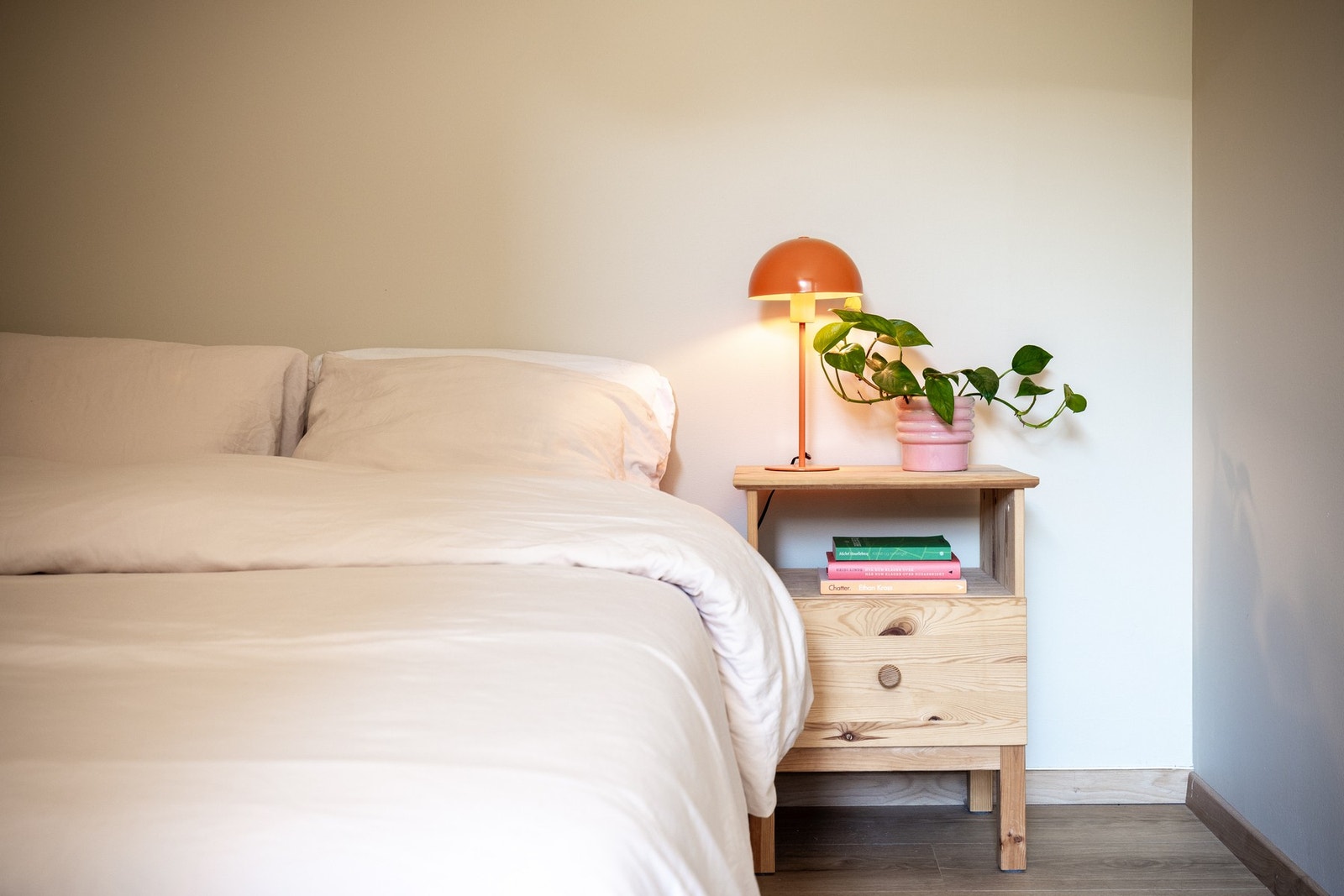 Rommene har plass til dobbeltseng med tilhørende nattbord og oppbevaringsløsninger. Galleribilde