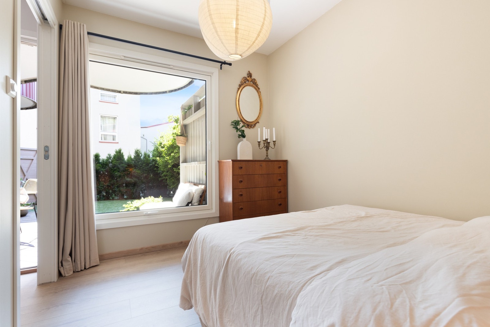 Hyggelig utsyn fra soverommet. Galleribilde