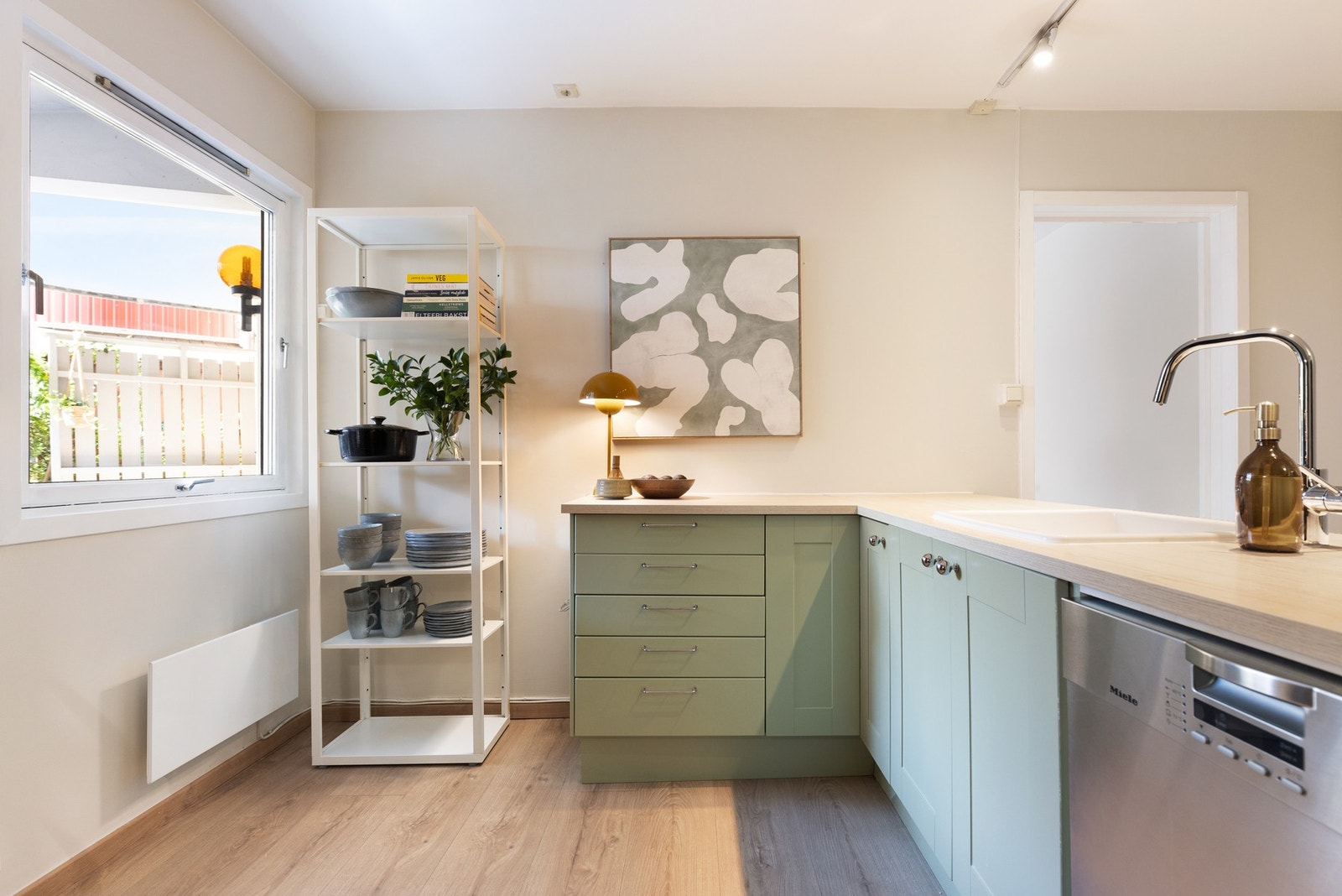 Det er utført følgende oppgraderinger i 2024: Ny platetopp, stekeovn, servant med blandebatteri samt fliser mellom benkeplate og overskap. Galleribilde