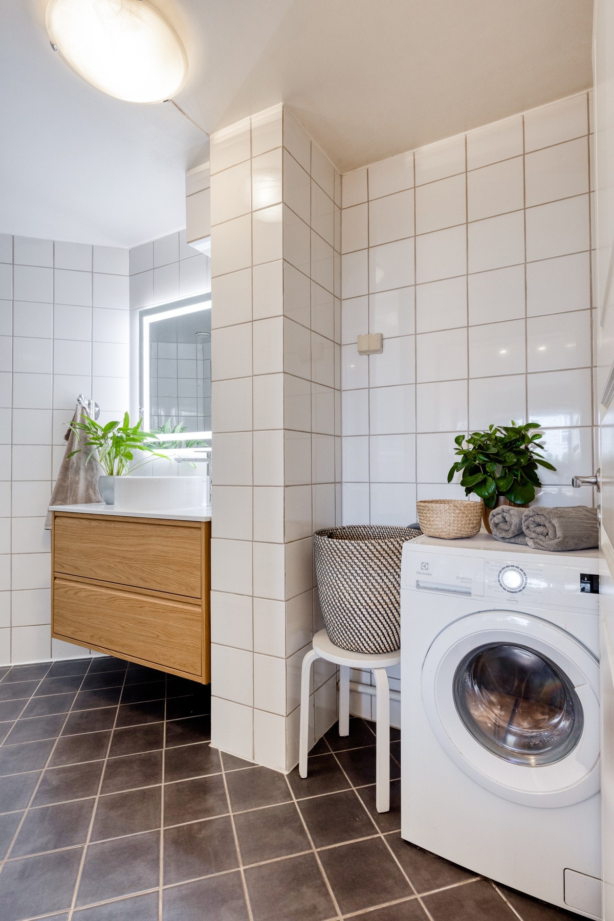 Innredningen består av ovenpåliggende servant av porselen med underskuffer, speil med integrert belysning og stikkontakt på vegg. Galleribilde