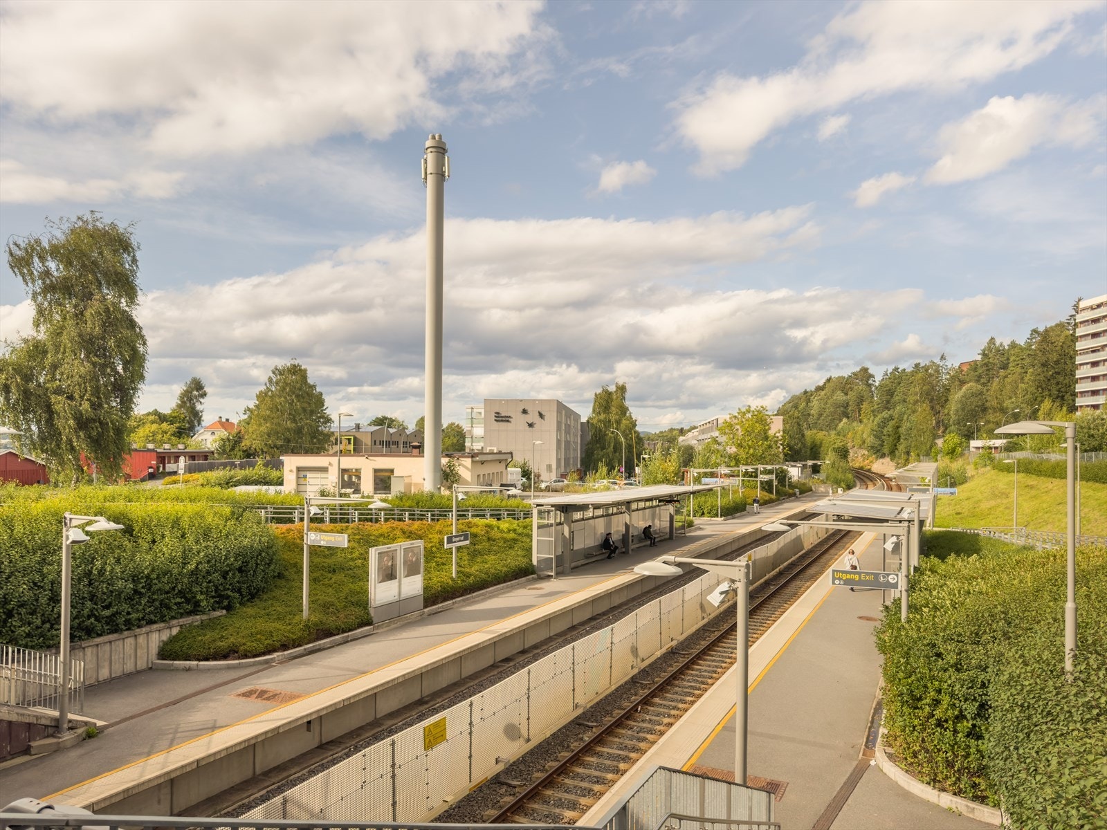Gode offentlig kollektivtilbud til Oslo Sentrum fra Bogerud T-banestasjon. 5 minutter å gå til T-banen og 3 minutter å gå til nærmeste busstopp Galleribilde