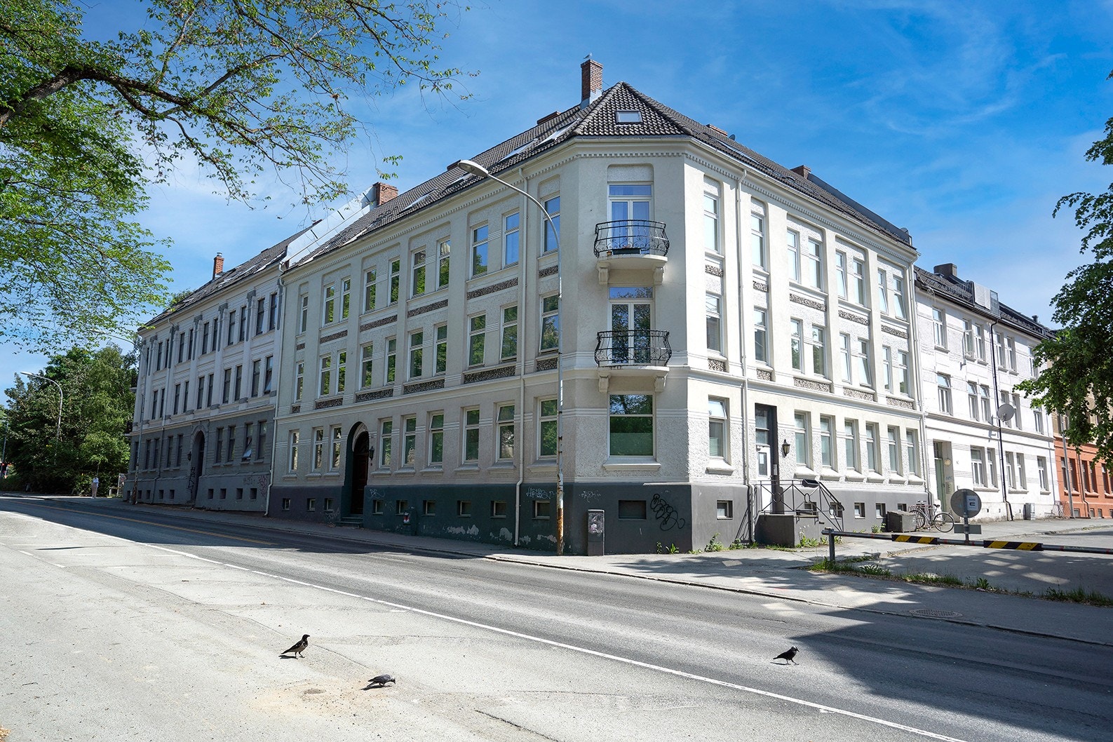 Leiligheten ligger i en høy 1 etg med fin utsikt mot parken. Galleribilde