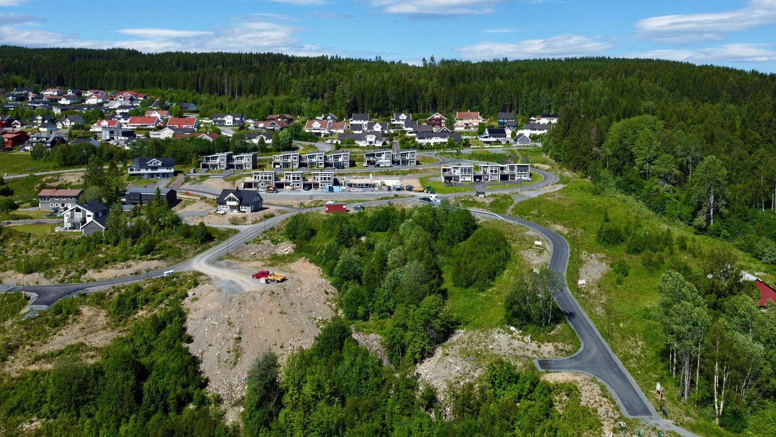 Tomtene ligger til høyre nederst i bildet.