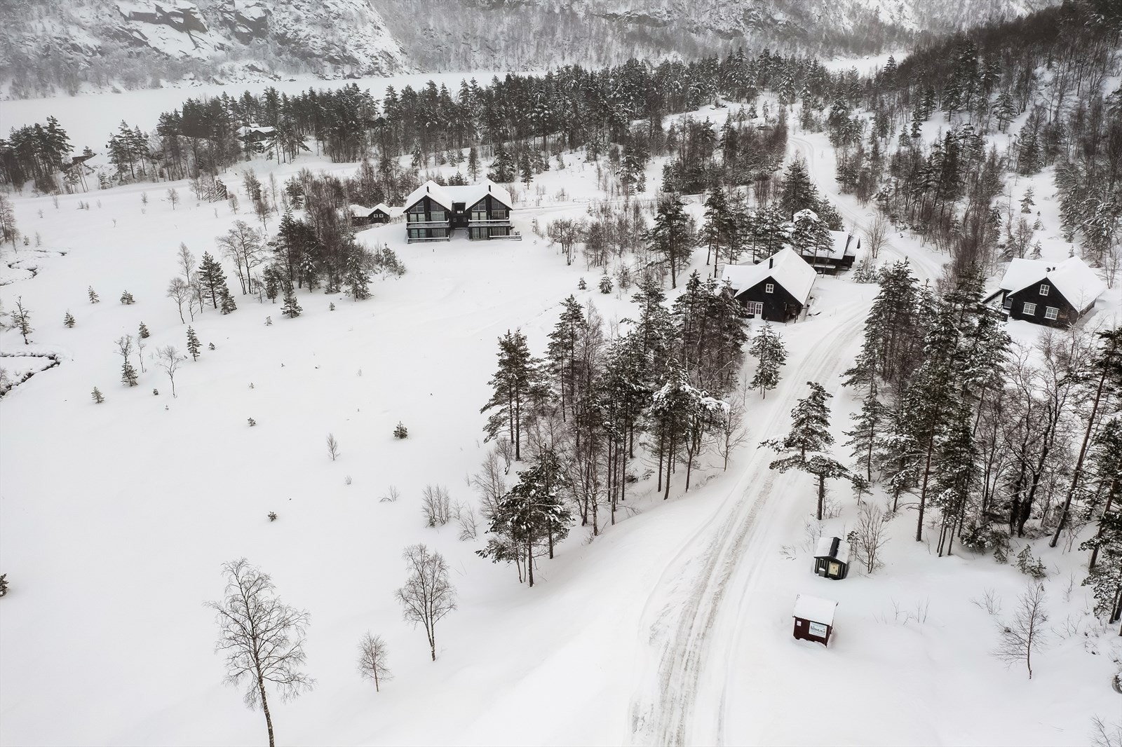 Tomten ligger like ved vei og har enkel adkomst. Galleribilde