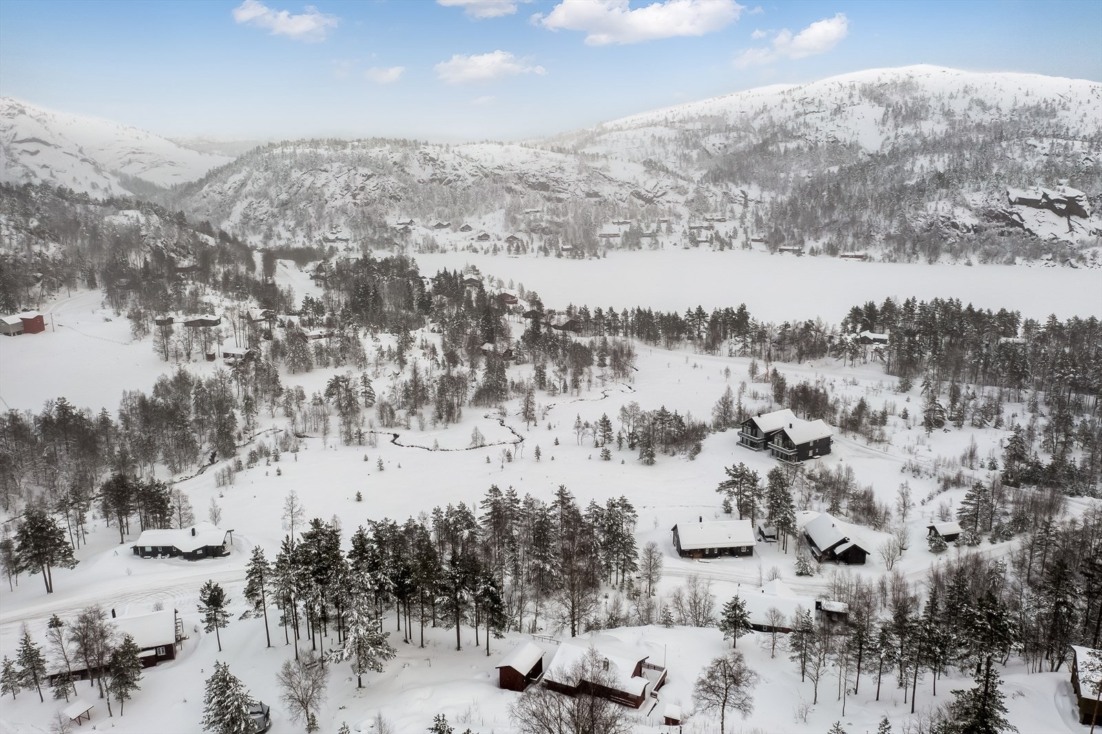 Markert rundløype går rett ved eiendommen, denne kjøres opp til skiløype om vinteren. Galleribilde