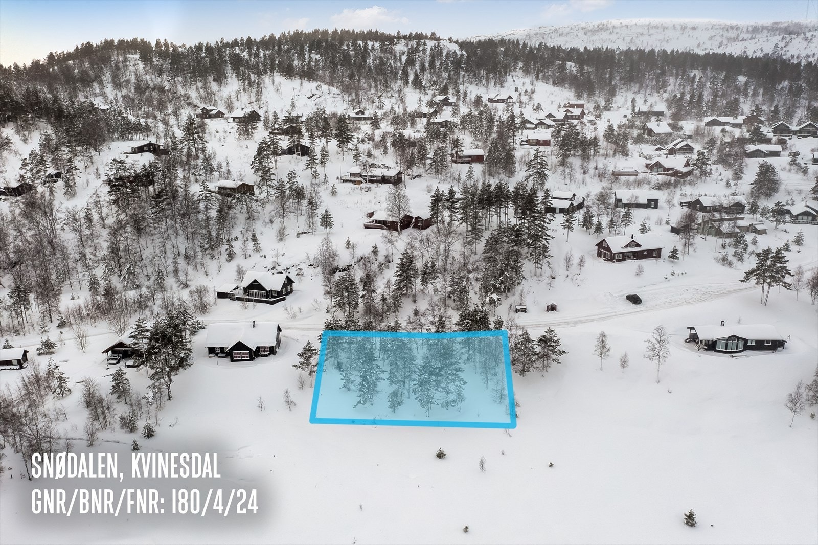 Tomt beliggende framme i etablert hyttefelt med gode solforhold. Tomtegrensene er en illustrasjon og kan ikke kontrollmåles. Galleribilde