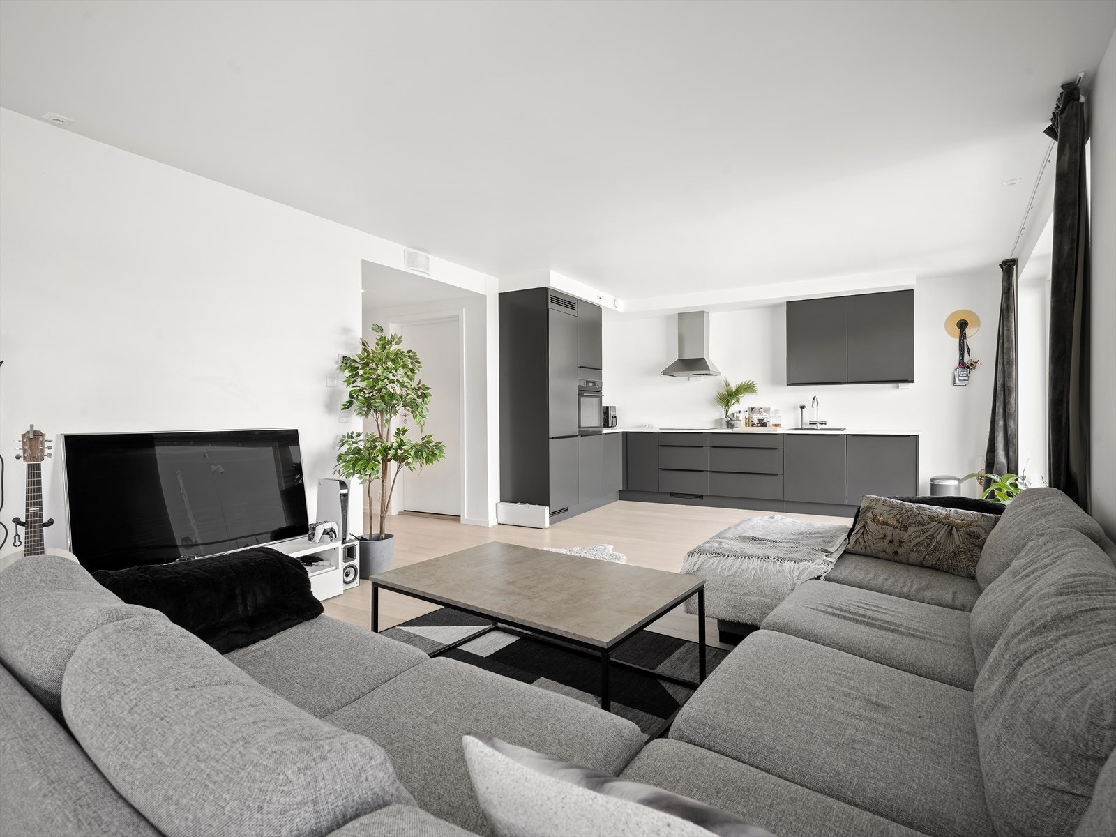 Hovedrommet har plass til både sofagruppe og spisebord Galleribilde