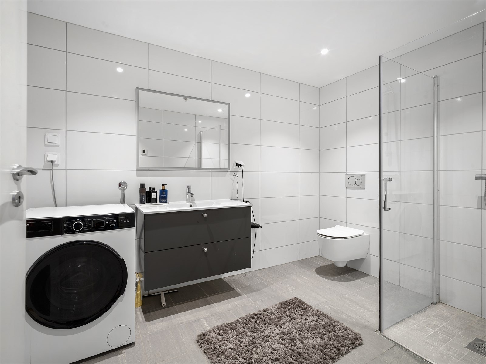 Moderne bad med opplegg for vaskemaskin Galleribilde