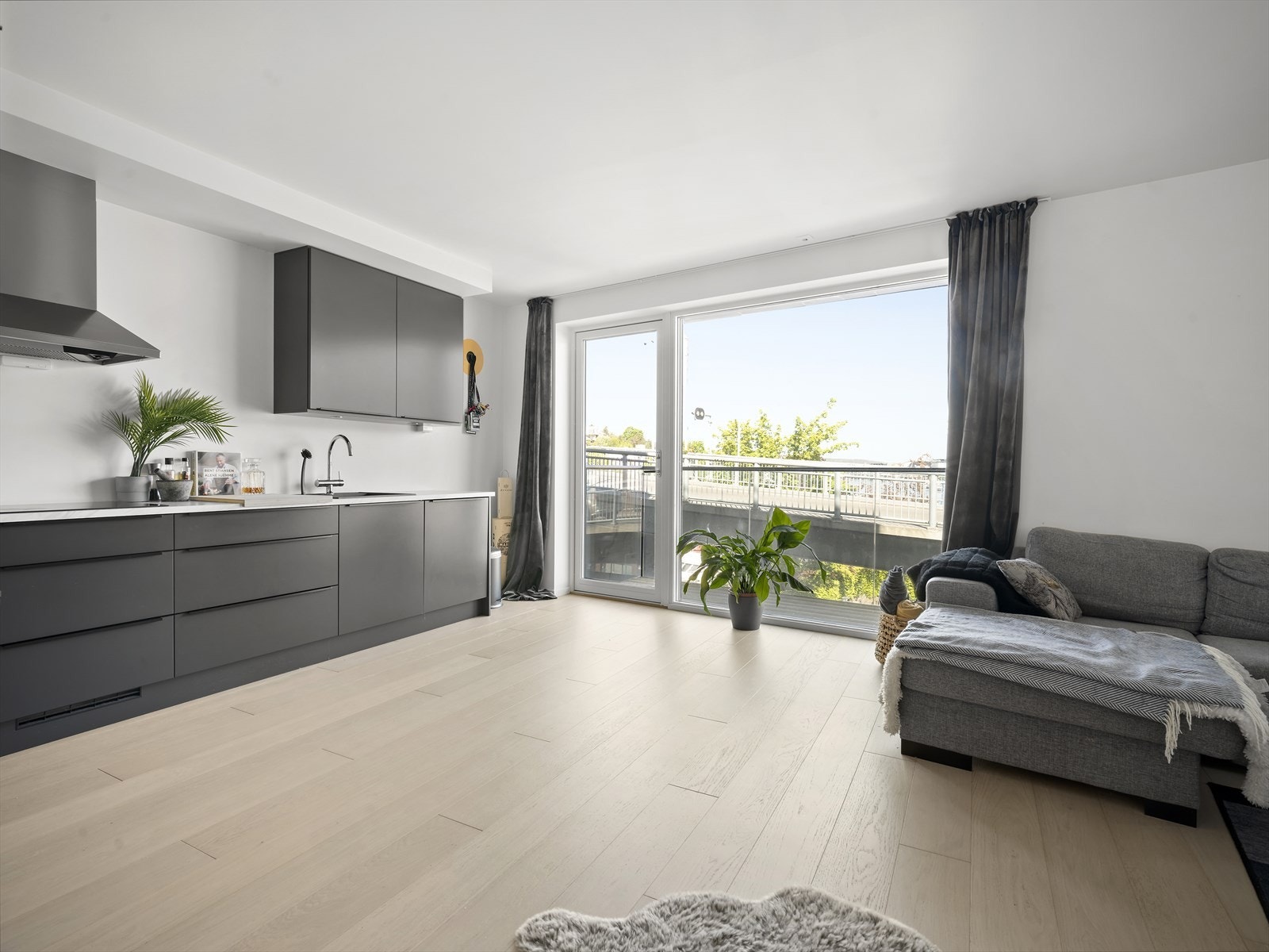 Fra kjøkkenet er det utgang til en av leilighetens to balkonger Galleribilde