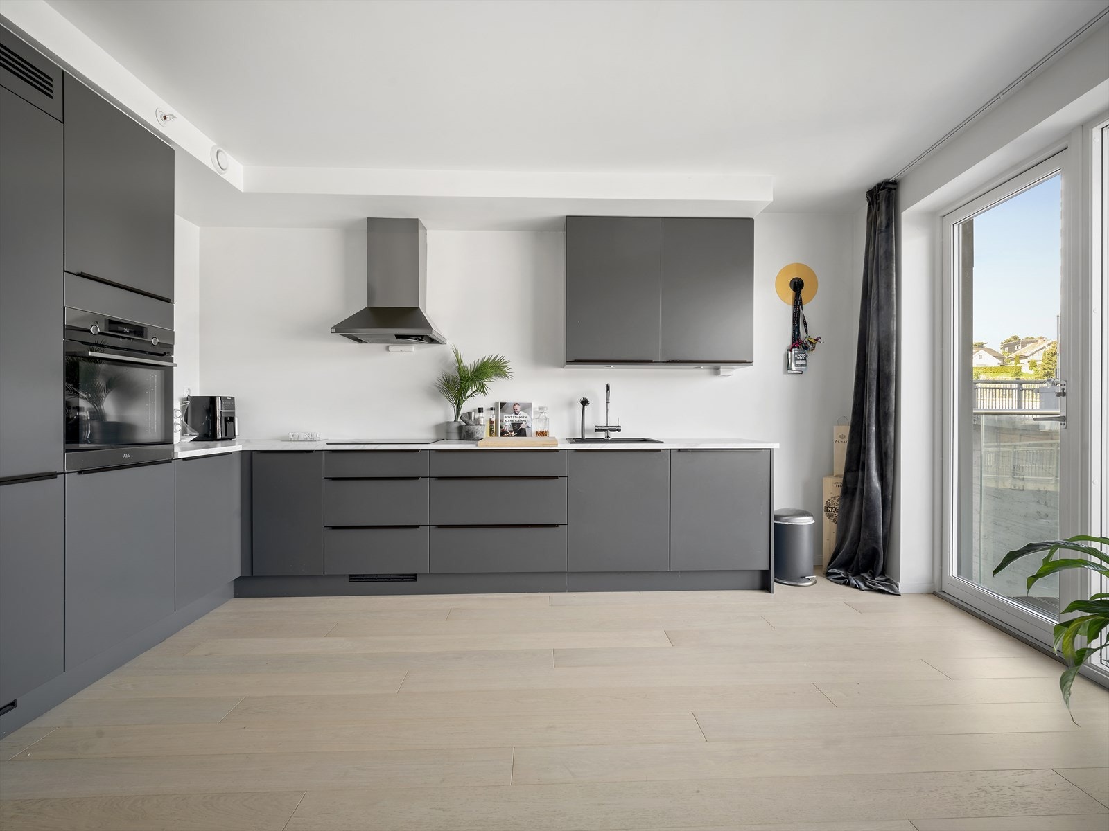 Kjøkken med Integrert komfyr, platetopp, kjøl/fryseskap og oppvaskmaskin Galleribilde