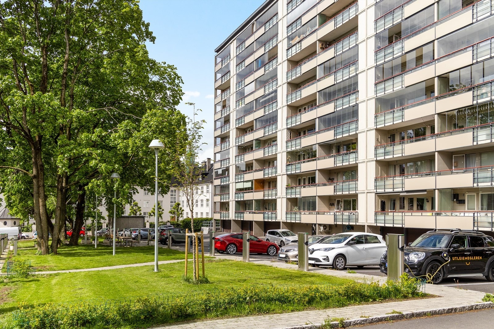 På andre siden av bygget er det mulig å leie p-plass etter venteliste. Galleribilde