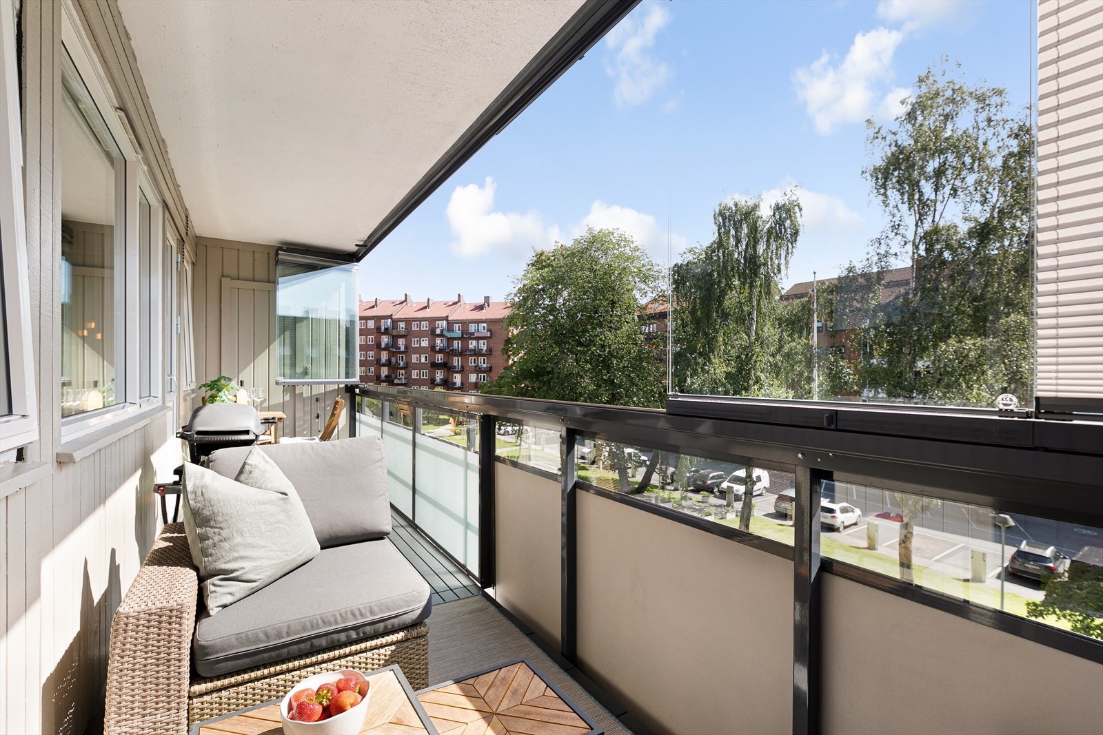 Balkongen er romslig med god plass til sittegruppe og grill i den ene enden og bord med stoler i den andre. Galleribilde