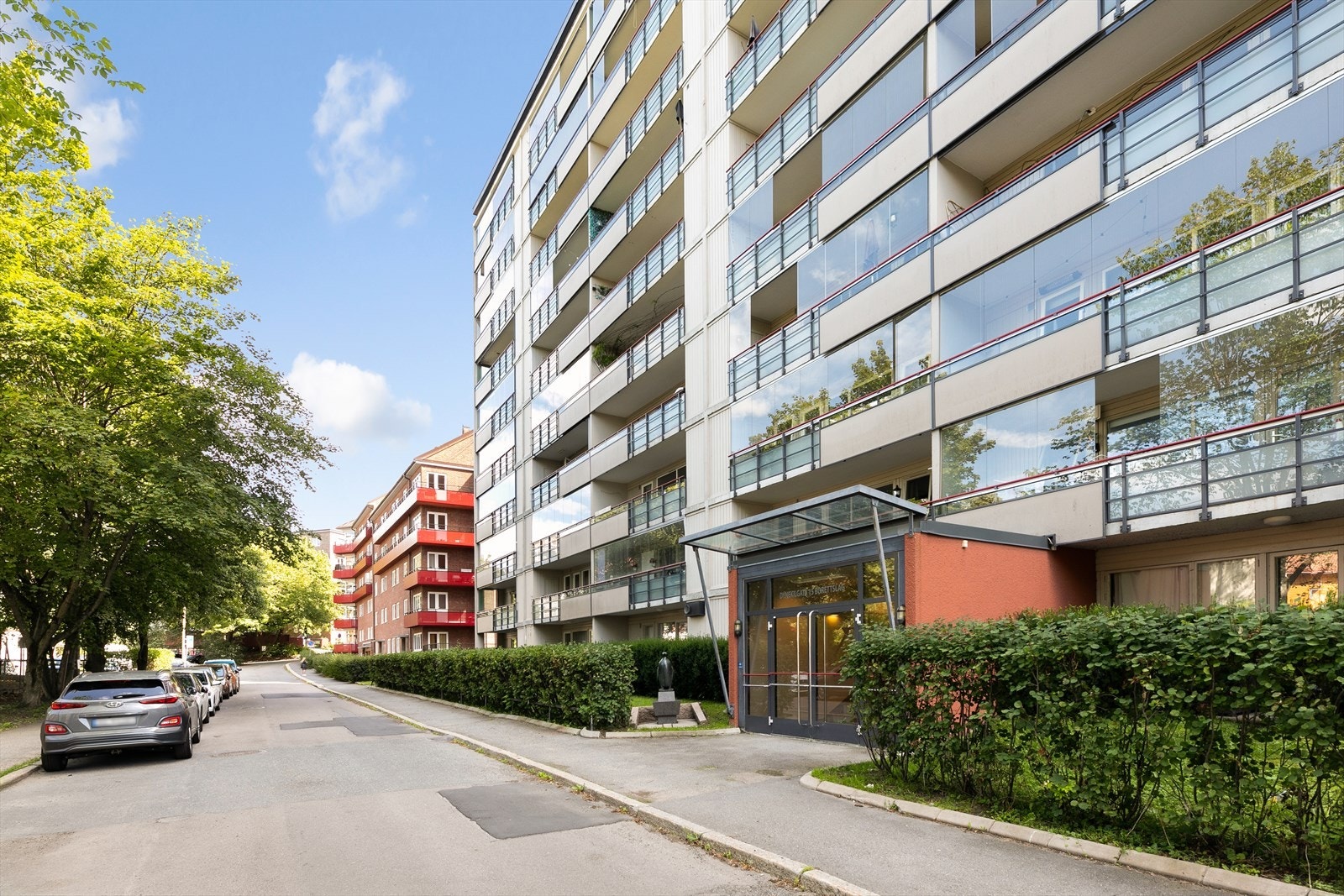 Rett utenfor døren er det beboer parkering. Galleribilde