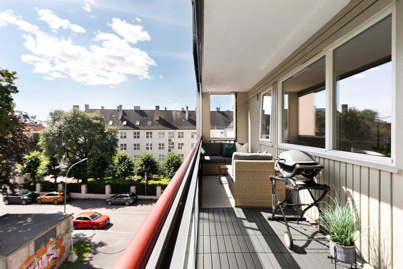 Solfylte dager kan nytes ute på den herlige, solrike balkongen! Her bor dere i rolige omgivelser på populære Rosenhoff! Galleribilde