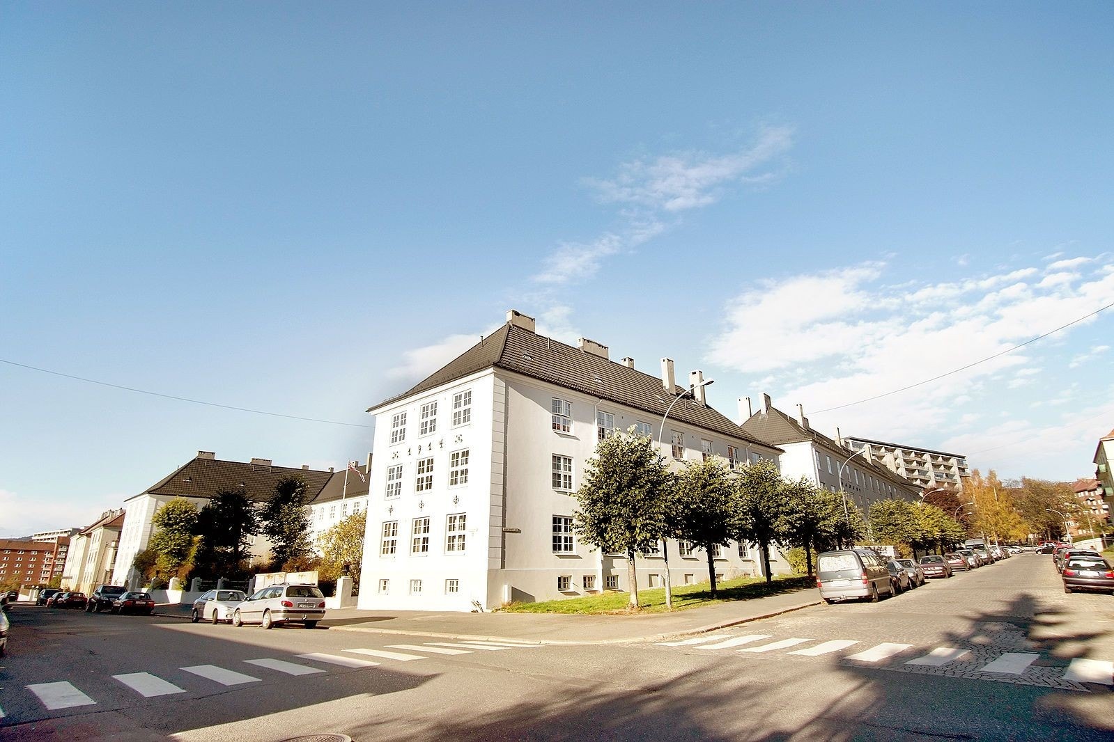 Leiligheten har en perfekt beliggenhet for deg som ønsker å bo sentralt med nærhet til urbant byliv, men samtidig ønsker å bo med store, flotte grøntarealer like i nærheten. Galleribilde