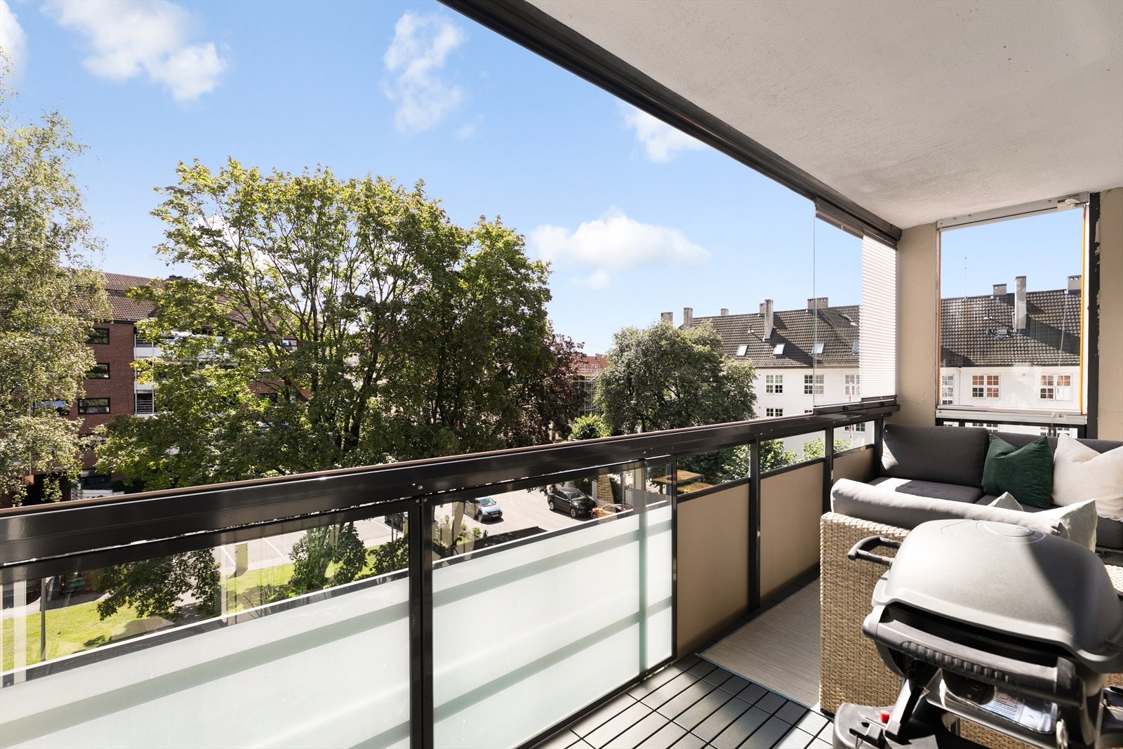 Fra stuen er det utgang til en herlig, solrik balkong på 10 m² som vender mot hyggelige, grønne omgivelser. Det at balkongen ligger på enden av bygget med vindu mot sør, gir flere soltimer. Galleribilde