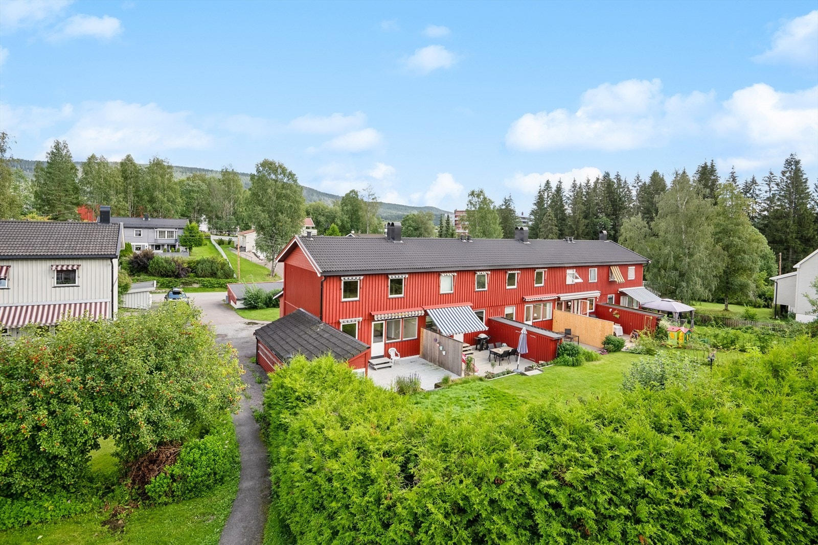Boligen har en flott beliggenhet i et veletablert og barnevennlig boligområde. Her er det kort vei til meste man trenger i hverdagen. Det er gangavstand til både butikker, kollektiv transport og skole. Galleribilde