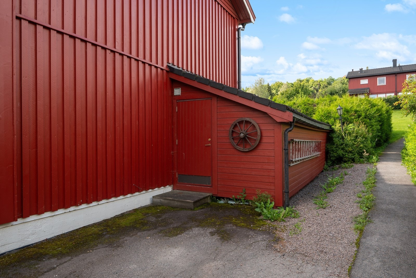 Endeleilighetene har dessuten ansvar for å holde i orden og disponerer arealet på enden av huset iht. borettslagets regler. Velkommen til en hyggelig visning! Galleribilde