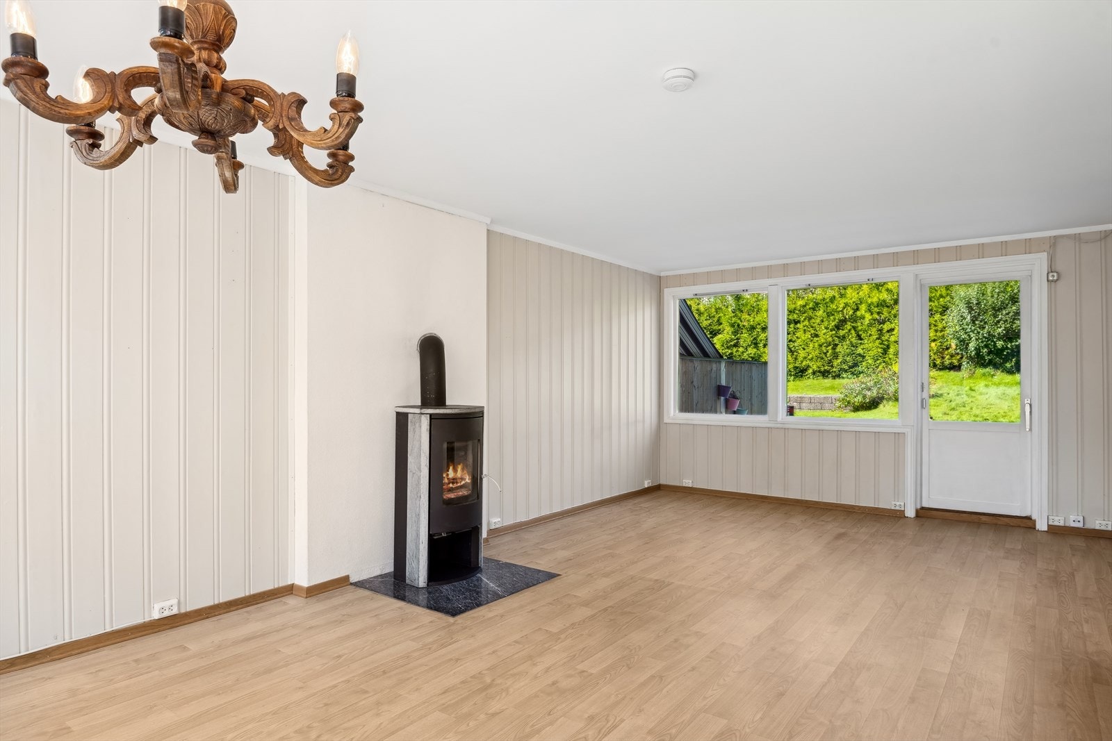 Fra stuen har du direkte utgang til hyggelig terrasse og uteområde. Galleribilde