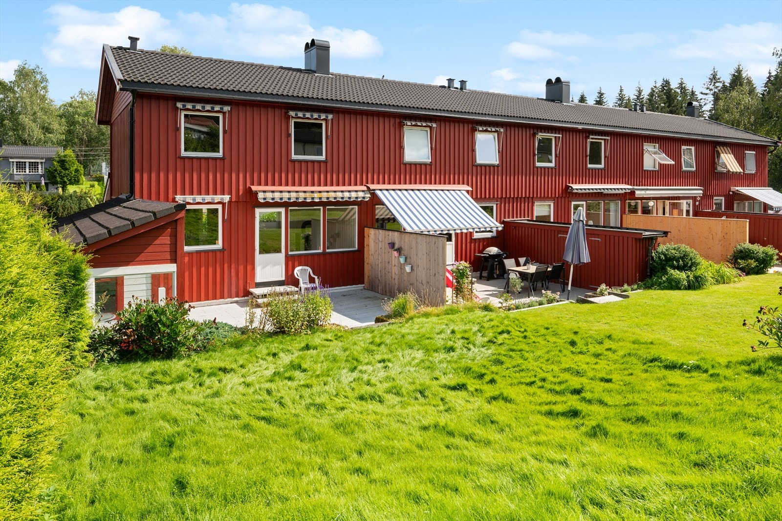 Et koselig endrekkehus med usjenert og romslig hage. Galleribilde